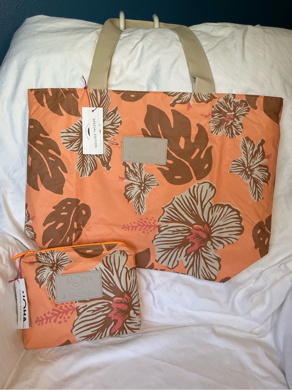 NWT ALOHA Collection Samudra Papeete Day Tripper & Pouch Set